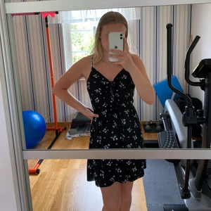 Klänning - Säljer denna superfina somriga klänning från H&M i storlek 36, säljer så jag har en exakt likadan i annan storlek som passar bättre. Endast använd 1/2 gånger