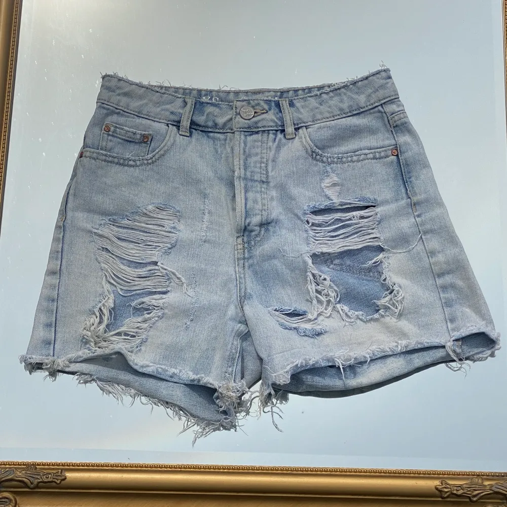 Slitna ljusa jeansshorts från bikbok! Storlek XS. Köp flera plagg och få paketpris!🤩. Shorts.
