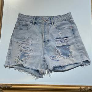 Slitna ljusa jeansshorts från bikbok! Storlek XS. Köp flera plagg och få paketpris!🤩