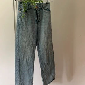 Wied jeans  - Ett par blåa wide jeans från LINDEX i st 36 jättefina men har ett litet hål vid sömen på ena benet men gå lätt att fixsa med tanke på att det är långt ner på benet💙