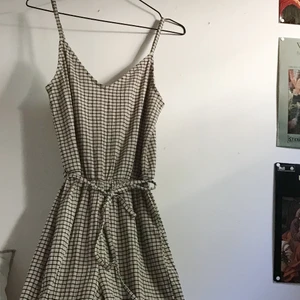 Byxdress stl S - Superfin rutig byxdress i ett stretchigt material. Vida i benen. Storlek S men skulle säga att den passar M också då den är stretchig! Knappt använd så i fint skick! 