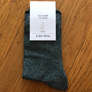 Glitter strumpor - Gröna höga glitter strumpor i tunt material!! Oanvända, köpt för 90kr säljer för 40kr.