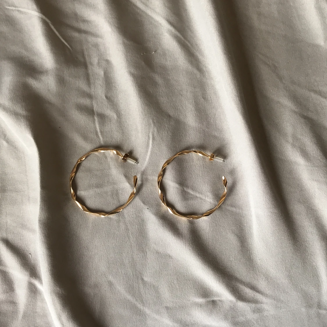 Två stycken golda örhängen