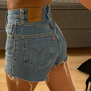 Levi’s shorts❤️ - Lägger ut dessa igen pga oseriös köpare. Levis shorts stl 23 vilket motsvarar ungefär xxs-xs. Buda över 250 eller köp direkt för 400 kr