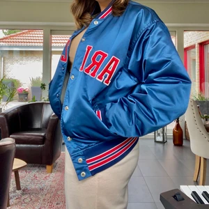 Vintage jacka - Säljer min älskade Vintage jacka från pop boutique för jag aldrig får användning av den längre,  bra skick men har ett litet hål vid ärmen som inte syns🌼 Buda med 10kr ökning i kommentarerna💖