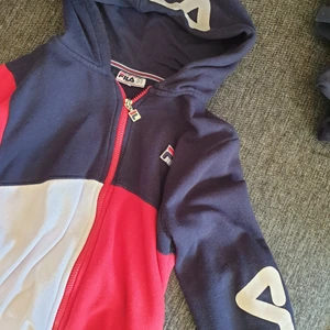 FILA Hoodie - Använd 5 gånger trivdes aldrig i den. Tyvärr tvättskadad på märket