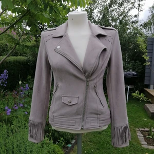 Jacka - Cool jacka med fransar på armarna. Aldrig använd så den är i nyskick. 