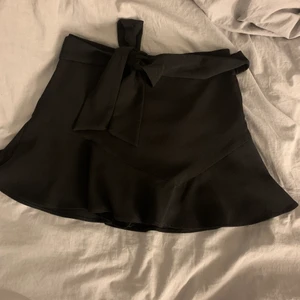 Zara kjol - Kan borttappad.. så skicka intresse så letar jag innnan du köper! Fint skick, den är kort men de finns innebyxer i vilket jag gillat väldigt mycket💖