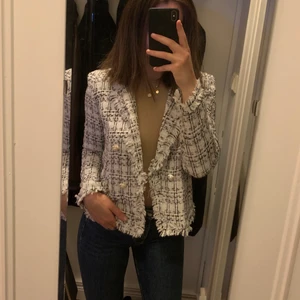 Väldigt fin detaljerad Kavaj i storlek S - Väldigt fin och detaljrik kavaj i storlek small. Matchar till det mesta. Endast använd 1 gång.