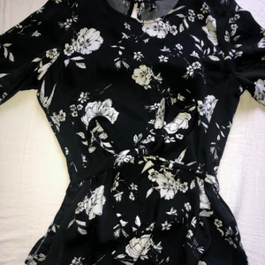 Jättesöt topp/blus från vero moda - Söt topp/blus från vero Moda med knytning i midjan, det var lite svårt att visa hur knytningen var på bild men ifall mer bilder önskas så kan jag självklart fixa det! Den är använd cirka 4 gånger så den är i bra skick!🤍🖤✨