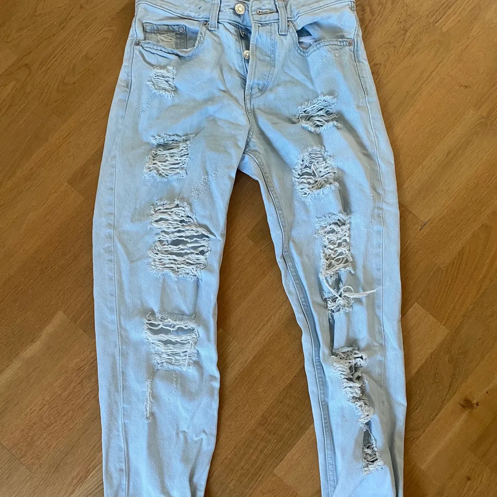 Ett par snygga boyfriend jeans ifrån H&M i storlek 24 (sitter som XS/S) Använda ett fåtal gånger och säljs pga att de blivit för små🥰 60kr + frakt💞. Jeans & Byxor.