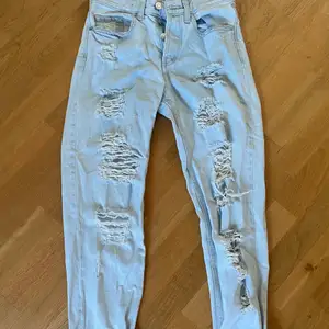 Ett par snygga boyfriend jeans ifrån H&M i storlek 24 (sitter som XS/S) Använda ett fåtal gånger och säljs pga att de blivit för små🥰 60kr + frakt💞