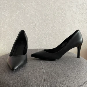 Klassiska pumps - Svarta pumps i storlek 39. Använda en gång, ser ut som helt nya.