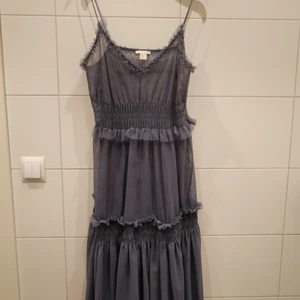 Blå, genomskinlig klänning  - Blå, genomskinlig klänning från H&M i storlek 36 💙 Frakt tillkommer 💕