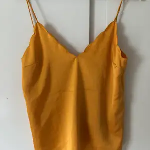 Linne från bikbok i senaps gul färg i silkes tyg. Aldrig använt.