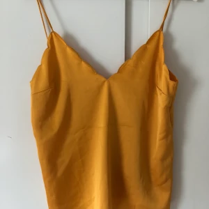 Gult linne - Linne från bikbok i senaps gul färg i silkes tyg. Aldrig använt.