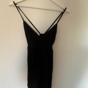 Linne - Linne i strl M. Väldigt fint skick.  Köparen står för frakten om du inte kan mötas upp (endast i Falköping).                                                                                 Om du kombinerar med fler av mina plagg tar jag endast en frakt avgift. Köparen ska även betala innan plagget skickas med ett bevis från swish. 