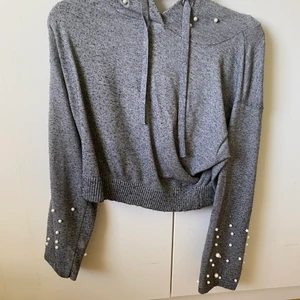 Zara hoodie med pärlor  - Säljer denna pga dålig användning. Köpte för 399kr säljer för 100kr exklusive frakt på 69kr. Den är strl M, men jag är i vanliga fall en XS och den passar mig. 