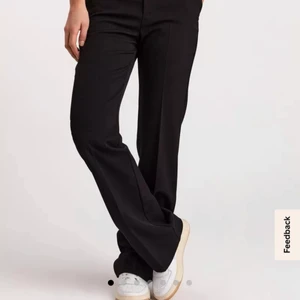 Kostymbyxor  - Säljer dessa supersnygga Fiona kostymbyxor från lindex med extra långa ben. Dessa är helt slutsålda och jag säljer dessa då de är för små. Endast använda ett fåtal gånger💜💜