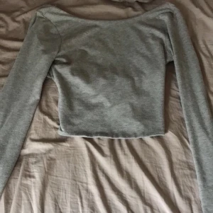 Tröja  - Super fin enkel tröja med sixsak på ryggen inte genomskinlig använd några gånger men är i super fint skick 💗