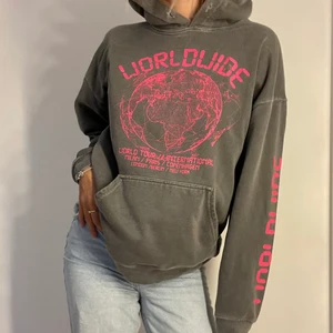 Hoodie - Säljer min gråa hoodie med rosa tryck💞