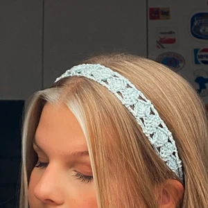 Virkade hårband - Säljer dessa fina virkade hårband jag gör själv på beställning☺️ De knyts i nacken vilket gör att de passar alla storlekar. Jag gör de fyra olika hårbanden som finns på bild 2 och har de färgerna + några till (vit, grå, svart, rosa, gul). Fråga gärna om du undrar något!🍓 frakt ingår i priset!