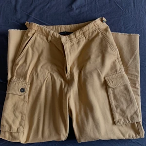 GULA Cargobyxor!!! - Asballa gula cargobyxor strl 38 (men är mer som en 36), köpta i Sydafrika och bara använda en gång!!! Älskar dessa men de passar tyvärr inte vid höfterna längre 🥲❤️