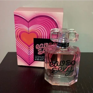 Parfym victoria’s secret eau so sexy  - Köpt i vs butiken i nordstan för ca 699 tror inte den finns kvar längre, den är perfekt för dig som gillar blommiga/söta/fruktiga lukter! Luktar jättegott men kommer tyvärr ej till användning pga mina andra parfymer :( Har bara tagit ca 2-4 sprut så typ helt oanvänd, skriv för fler frågor osånt :) Köp direkt för 450 kr + gratis frakt