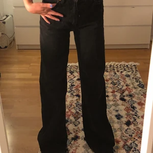 Monki Jeans - Säljer dessa perfekta svarta vida jeans från monki i modellen Yoko, inga defekter alls!