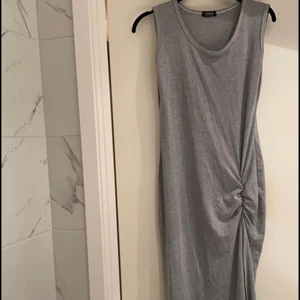 Grå tight klänning  - Grå tight klänning med slits. Passar S/M. 