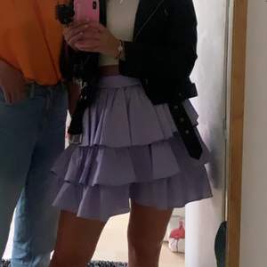 Säljer denna lila kjol, andra bilden är lånad. Färgen gör mest rättvisa på den bilden och inte sista, den är mer för att visa plagget. Hör av er vid frågor. Köparen står för frakten 