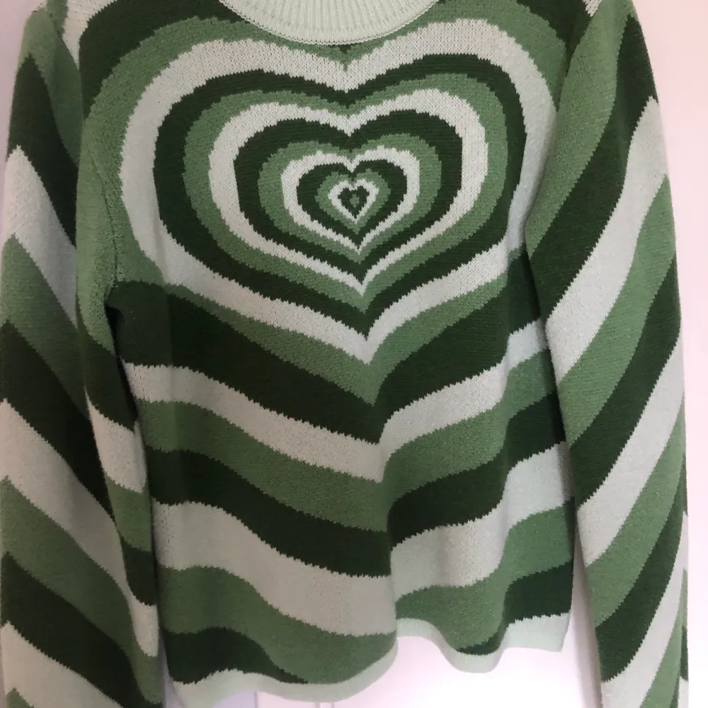 skitsnygg grön tröja med hjärta, något liten i storleken. oanvänd.. Tröjor & Koftor.