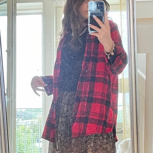 rödrutig skjorta - rödrutig skjorta som typ aldrig e använd så i perfekt skick, passar XS-L beroende på hur man vill att den ska sitta ❤️