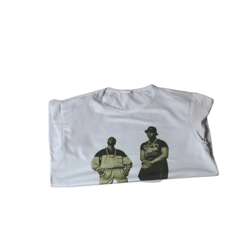 En cool vit och vintage t-shirt som har ett print på två kände gamla hiphop legendarer Eric b. Och rakim som var väldigt populära under 90-talet och 00-talet. Köpt för länge sedan när de var populära på en secondhandbutik i New York.. T-shirts.