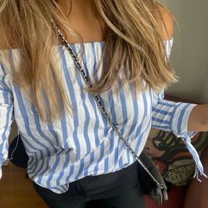 Randig fin tröja skjorta ✨mango ✨ - Andvänd ett fåtal gånger, tyvärr förstor då den sitter åt vid axlarna✨ (nypris 300 kr) köparen står för frakten😊