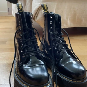 Dr martens - Säljer mina svarta dr martens, Jadon platå. Näst intill oanvända då de är för små. Nypris 2300kr 