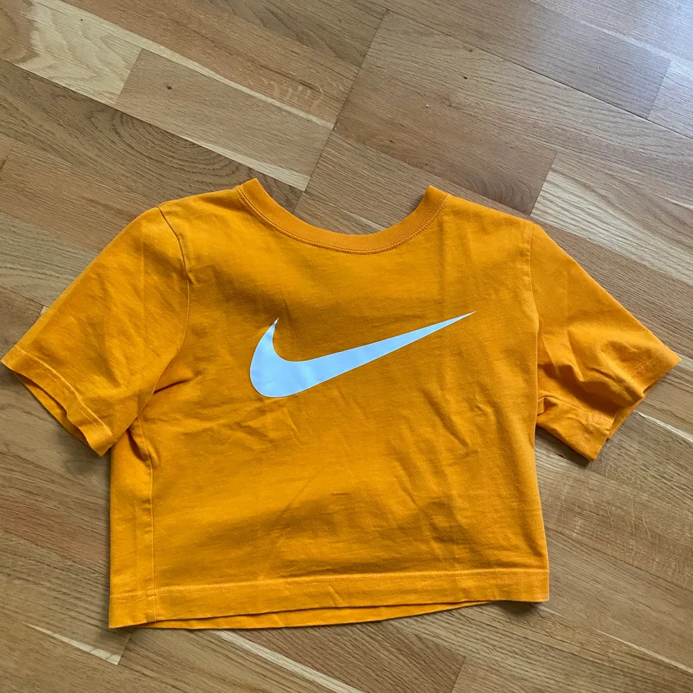 Fin orange nike T-shirt i storlek xs💘. T-shirts.
