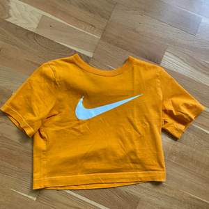 Fin orange nike T-shirt i storlek xs💘