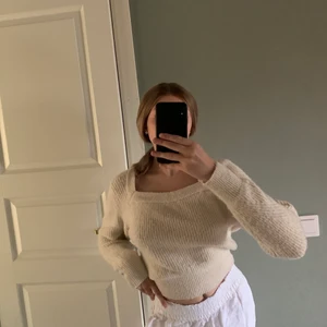 Stickad tröja  - Så fin och mysig tröja från Ginatricot i en naturvit/ljusbeige färg, sticks inte!! Har en fin urringning och väldigt stretchig🤎🤎