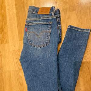 Oanvända Levi’s jeans, Storlek: W26 L32,  Modell: 710 Super skinny. Ordinarie pris 1000kr, Mitt pris 450 + frakt, eller mötas upp i Stockholm.