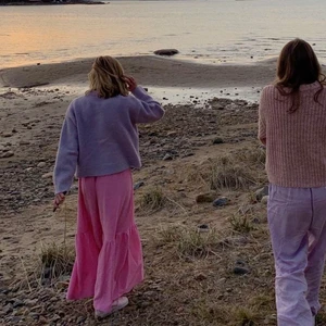 Klänning  - Populära slutsålda klänningen från gina tricot som tyvärr ej kommer till användning då jag har en liknande. Knappt använd i storlek XS men passar S också💓💓💓