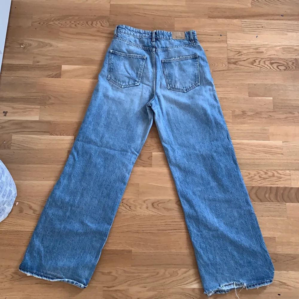 Högmidjade mörkblå jeans. Något år gamla. Sitter tajt, skulle säga att de passar någon med strl S också. Säljer pga att de är för små . Jeans & Byxor.