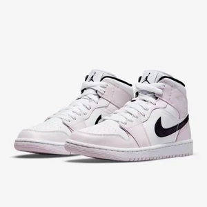 Air Jordan 1 Mid, light violett/vit/svar - Helt nya och oanvända Air Jordan 1 Mid, light violett/svart/vit.