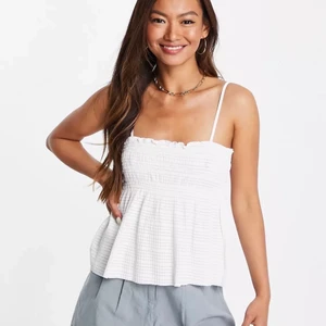 Vit topp - Säljer denna topp från mango då jag har en nästan lika dan, buda från 200kr, slutsåld på zalando och hemsidan💕 kan frakta