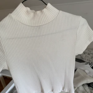 t shirt - söt polo t shirt ifrån forever 21 som passar till allt. tycker den är lite liten för mig men annars älskar jag den🥰