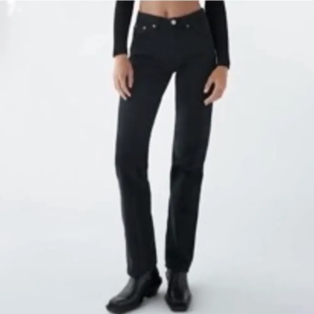 Säljer mina zara mid Rise kan tänkas byta mot ett par andra zara jeans;) köparen står för frakten, . Jeans & Byxor.