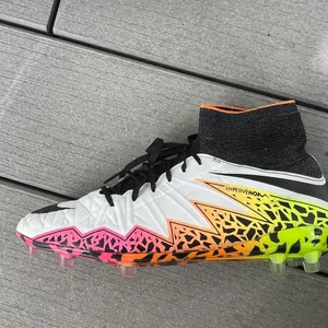 Nike fotbollsskor ”hypervenom”  - Fotbollsskor från Nike i modellen ”hypervenom”. Storlek 38,5. Fint skick! 