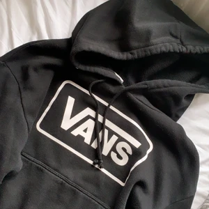 vans hoodie strl M - en hoodie som inte kommer till användning och därmed tar plats i garderoben. det är storlek M men passar mig som vanligtvis har S. hoodien e kortare modell men inte croppad 💕