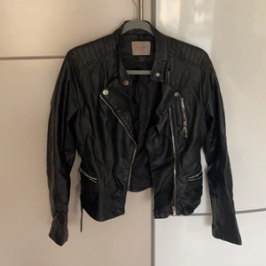 Bikerjacka, stl M - Svart bikerjacka i stl M