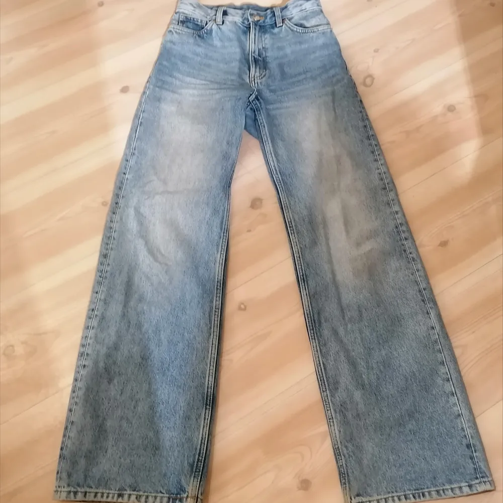 Säljer dessa Vida jeans från Monki i modellen Yoko, storlek 25. Knappt använda och superfina. Jeans & Byxor.